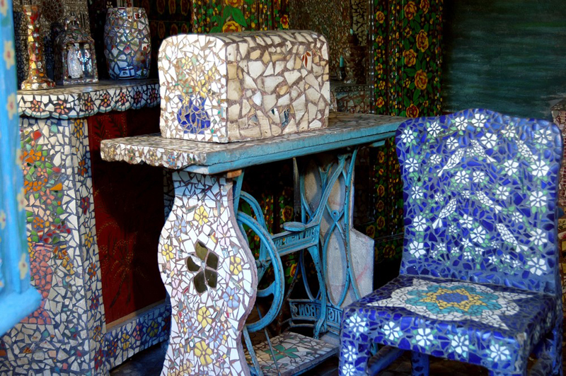 Maison-Picassiette---Chartres-detail-machine-a-coudre-chaise-bleue-1